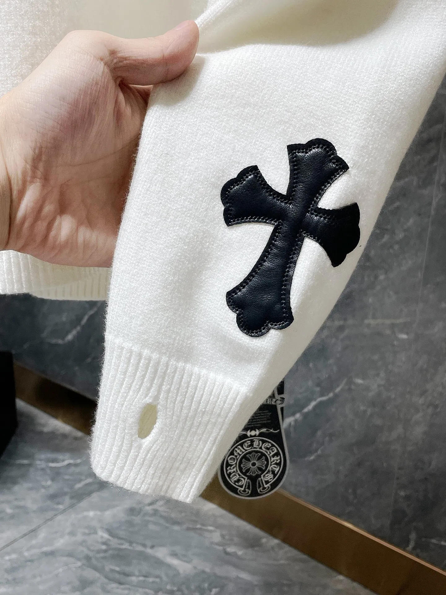 P236 Chrome Hearts 🍁Autumn and winter sweater series🍁 Three-dimensional jacquard on the back ➕ Leather opening process on the cuffs Selected high-quality wool blended knitted fabric Non-common version on the market Recommended colors: black gray white green